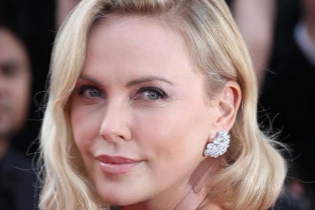 In ihrem neuen Film kommt Charlize Theron ihrer Filmpartnerin Sofia Boutella sehr nah In ihrem neuen Film kommt Charlize Theron ihrer Filmpartnerin Sofia Boutella sehr nah