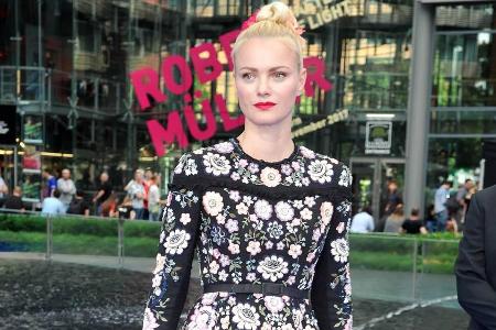 Franziska Knuppe setzt ihre schlanken Modelbeine im sexy Minikleid in Szene Franziska Knuppe setzt ihre schlanken Modelbeine im sexy Minikleid in Szene