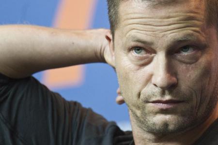 Resigniert: Til Schweiger wendet sich genau an diejenigen, denen seiner Ansicht nach ohnehin nicht zu helfen ist Resigniert: Til Schweiger wendet sich genau an diejenigen, denen seiner Ansicht nach ohnehin nicht zu helfen ist