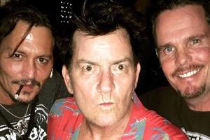 Johnny Depp und Charlie Sheen lassen es zusammen krachen