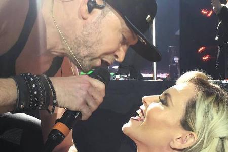 Verliebt wie am ersten Tag: Schauspielerin Jenny McCarthy mit Ehemann Donnie Wahlberg Verliebt wie am ersten Tag: Schauspielerin Jenny McCarthy mit Ehemann Donnie Wahlberg