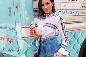Die Denim-Shorts der ehemaligen "Miss Universe" Olivia Culpo wirken dank der sommlichen Bluse gleich viel weiblicher