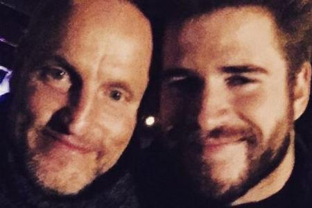 Liam Hemsworth (r.) und Woody Harrelson verbindet eine enge Freundschaft Liam Hemsworth (r.) und Woody Harrelson verbindet eine enge Freundschaft