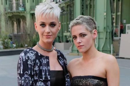 Katy Perry und Kristen Stewart Seite an Seite bei der Haute Couture Fashion Show von Chanel in Paris Katy Perry und Kristen Stewart Seite an Seite bei der Haute Couture Fashion Show von Chanel in Paris