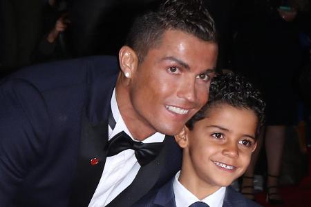 Cristiano Ronaldo mit seinem ältesten Sohn Cristiano Ronaldo Jr. bei einer Filmpremiere in London Cristiano Ronaldo mit seinem ältesten Sohn Cristiano Ronaldo Jr. bei einer Filmpremiere in London