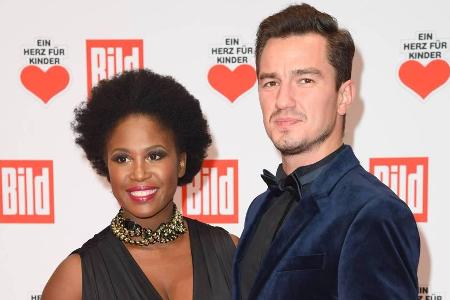 Von wegen neuer Look: Motsi Mabuse und Evgenij Voznyuk im Dezember 2016 bei einer Veranstaltung Von wegen neuer Look: Motsi Mabuse und Evgenij Voznyuk im Dezember 2016 bei einer Veranstaltung