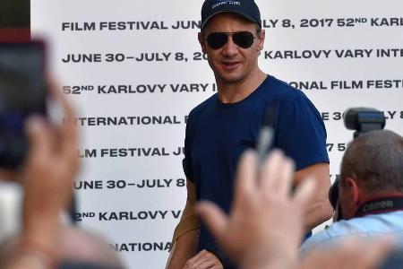 Jeremy Renner mit beidseitigem Verband Jeremy Renner mit beidseitigem Verband