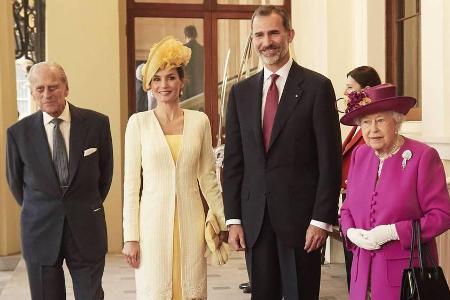 Das spanische Königspaar (Mitte) flankiert von der Queen und Prinz Philip Das spanische Königspaar (Mitte) flankiert von der Queen und Prinz Philip