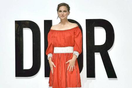 Lady in Red: Natalie Portman bei der Dior for Love Show Lady in Red: Natalie Portman bei der Dior for Love Show