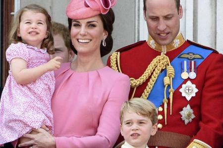 Die bezaubernde royale Kleinfamilie (v.l.): Prinzessin Charlotte, Herzogin Kate, Prinz George und Prinz William Die bezaubernde royale Kleinfamilie (v.l.): Prinzessin Charlotte, Herzogin Kate, Prinz George und Prinz William