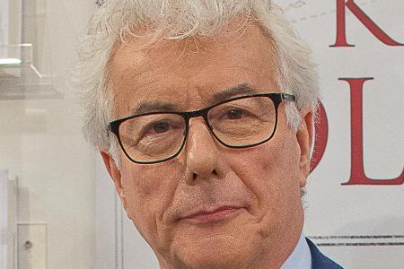 Ken Follett feiert auch mit seinem neuen Roman Erfolge Ken Follett feiert auch mit seinem neuen Roman Erfolge