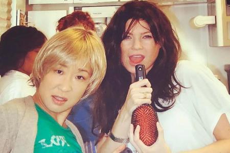 Sandra Oh und Ellen Pompeo in Kostümen am Set von Sandra Oh und Ellen Pompeo in Kostümen am Set von