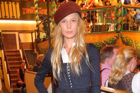 Model Sarah Brandner weiß, wie man sich auf dem Oktoberfest vor Kälte schützt