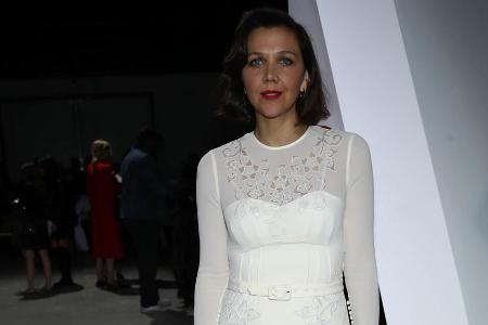Maggie Gyllenhaals sonnengebräunte Haut bildete einen tollen Kontrast zu ihrem weißen Kleid Maggie Gyllenhaals sonnengebräunte Haut bildete einen tollen Kontrast zu ihrem weißen Kleid