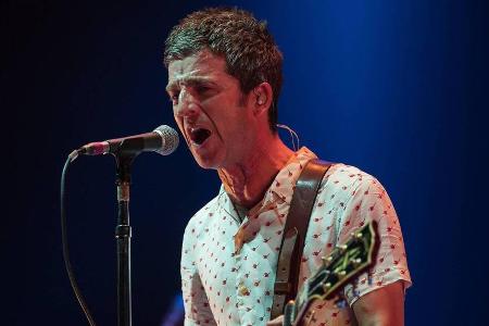 Noel Gallagher singt inbrünstig bei dem Noel Gallagher singt inbrünstig bei dem