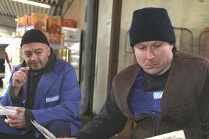 "Ein starkes Team: Sippenhaft": Otto (Florian Martens, l.) ermittelt verdeckt als Lagerarbeiter bei Feinkost Bosbach
