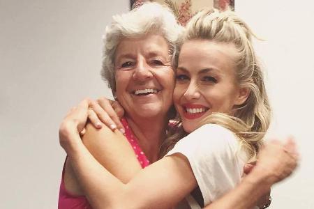 Jane Laich und Julianne Hough sind ein tolles Schwiegermutter-Tochter-Gespann Jane Laich und Julianne Hough sind ein tolles Schwiegermutter-Tochter-Gespann