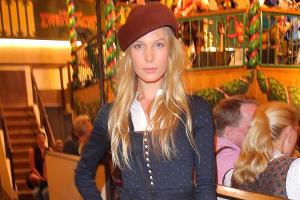 Hochgeschlossen auf der Wiesn: Sarah Brandner ist kaum zu erkennen