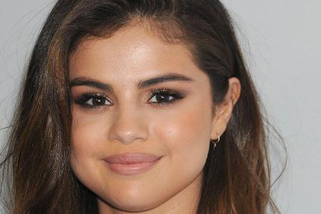 Selena Gomez hat sich mit Puma zusammen getan Selena Gomez hat sich mit Puma zusammen getan