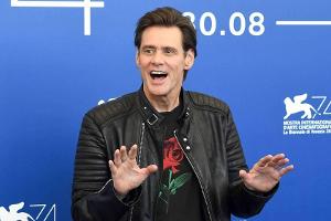 Jim Carrey gibt bizarres Red-Carpet-Interview