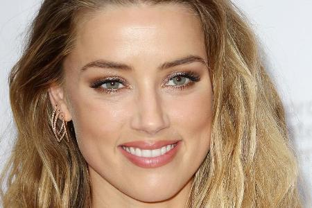Amber Heard scheint ihr Single-Dasein zu genießen Amber Heard scheint ihr Single-Dasein zu genießen