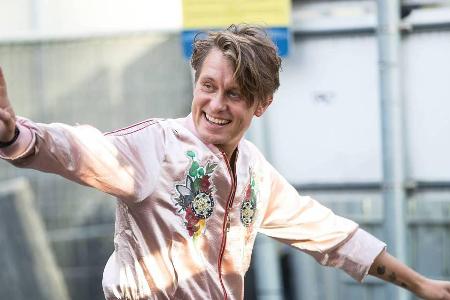 Mark Owen ist immer stylisch unterwegs, allerdings hätte die Hose dieses Mal etwas größer sein können Mark Owen ist immer stylisch unterwegs, allerdings hätte die Hose dieses Mal etwas größer sein können