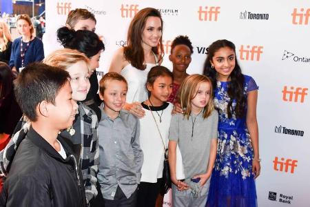 Angelina Jolie mit eigenen und weiteren Kindern beim Toronto International Film Festival Angelina Jolie mit eigenen und weiteren Kindern beim Toronto International Film Festival