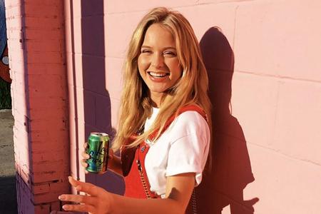 Zara Larsson macht die rosa Hauswand kurzerhand zur Shootingkulisse Zara Larsson macht die rosa Hauswand kurzerhand zur Shootingkulisse