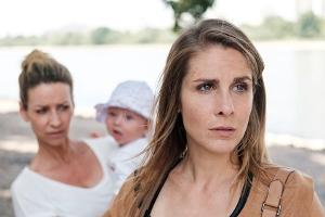 "Unter uns": Ute (l.) ist irritiert, als die ihr fremde Christin plötzlich in Tränen ausbricht und sich ohne eine Erklärung ...