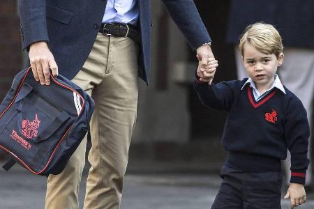 Wirkte vor Schulbeginn nicht überzeugt von dem, was um ihn herum passierte: Prinz George (mit Prinz William, l.) Wirkte vor Schulbeginn nicht überzeugt von dem, was um ihn herum passierte: Prinz George (mit Prinz William, l.)