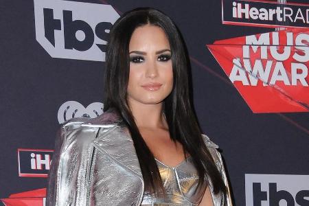 Sängerin Demi Lovato macht den diesjährigen Herbst-Trend vor: Glatt und glänzend darf es sein Sängerin Demi Lovato macht den diesjährigen Herbst-Trend vor: Glatt und glänzend darf es sein