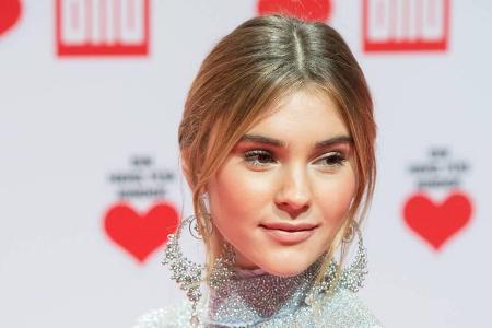 Stefanie Giesinger unterzieht ihre Wimpern einer besonderen Schönheitskur Stefanie Giesinger unterzieht ihre Wimpern einer besonderen Schönheitskur