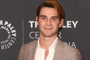 Autounfall nach langem Drehtag: "Riverdale"-Star schläft am Steuer ein