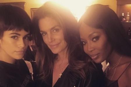 Drei Models unter sich: Kaia Gerber mit Mutter Cindy Crawford und Naomi Campbell Drei Models unter sich: Kaia Gerber mit Mutter Cindy Crawford und Naomi Campbell