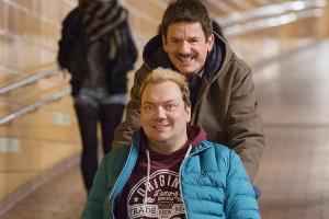 "Jürgen - Heute wird gelebt": Jürgen (Heinz Strunk, h) und Bernd (Charly Hübner) steuern auf ein Abenteuer in Polen zu