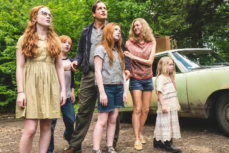 Die Walls-Familie: Lori (Sadie Sink), Brian (Charlie Shotwell), Vater Rex (Woody Harrelson), Jeannette (Ella Anderson), Mutt... Die Walls-Familie: Lori (Sadie Sink), Brian (Charlie Shotwell), Vater Rex (Woody Harrelson), Jeannette (Ella Anderson), Mutt...