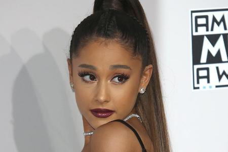 Ariana Grande weiß, aller Humor fängt damit an, dass man über sich selbst lachen kann Ariana Grande weiß, aller Humor fängt damit an, dass man über sich selbst lachen kann