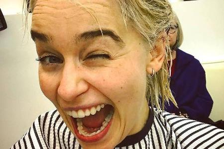 Emilia Clarke hat es wirklich getan und ist jetzt auch im echten Leben eine Blondine Emilia Clarke hat es wirklich getan und ist jetzt auch im echten Leben eine Blondine