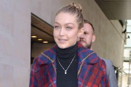 Model Gigi Hadid trotzt den kalten Temperaturen in einem Wollmantel mit trendy Karomuster Model Gigi Hadid trotzt den kalten Temperaturen in einem Wollmantel mit trendy Karomuster