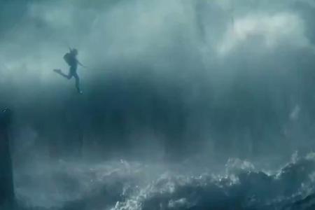 Lara Croft (Alicia Vikander) flieht vom sinkenden Schiff Lara Croft (Alicia Vikander) flieht vom sinkenden Schiff