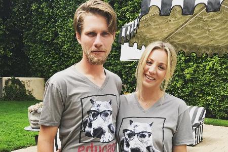 Zwei Menschen, drei Hunde und ganz viel Liebe auf einem Bild Zwei Menschen, drei Hunde und ganz viel Liebe auf einem Bild