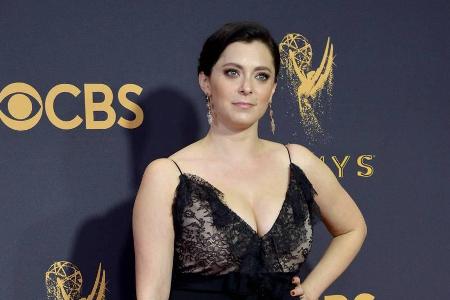 Dieses schwarze Kleid mit Spitzendekolleté hat sich Rachel Bloom extra für die Emmy Awards gekauft Dieses schwarze Kleid mit Spitzendekolleté hat sich Rachel Bloom extra für die Emmy Awards gekauft