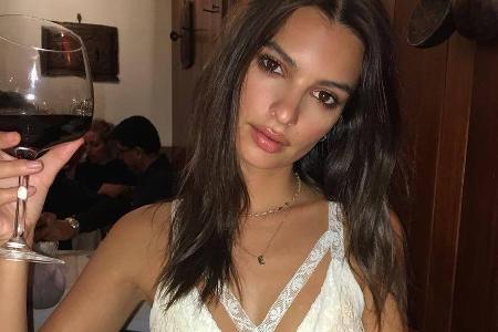 Ob Emily Ratajkowski die ganze Pizza geschafft hat? Ob Emily Ratajkowski die ganze Pizza geschafft hat?