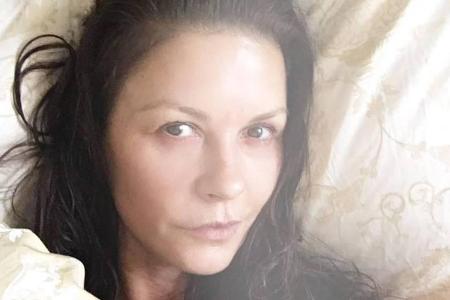 Völlig ungeschminkt verkauft Catherine Zeta-Jones sich und ihre neue Kollektion ziemlich gut Völlig ungeschminkt verkauft Catherine Zeta-Jones sich und ihre neue Kollektion ziemlich gut