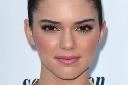 Kendall Jenner hat sich jetzt zu ihrem Pepsi-Werbe-Debakel geäußert - wenn auch nur mit einem Satz Kendall Jenner hat sich jetzt zu ihrem Pepsi-Werbe-Debakel geäußert - wenn auch nur mit einem Satz