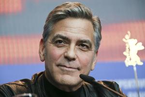 George Clooney verfasst ein Gebet für seine US-Heimat - und kniet
