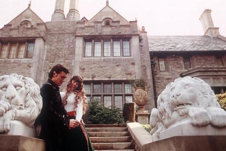 Hugh Hefner und Model Barbi Benton einst vor der Playboy Mansion Hugh Hefner und Model Barbi Benton einst vor der Playboy Mansion