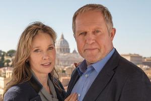 "Hochzeit in Rom": Weinhändlerin Eva (Ann-Kathrin Kramer) und Zahnarzt Walter Hauser (Harald Krassnitzer)