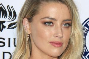 Amber Heard knutscht leidenschaftlich mit einem Unbekannten