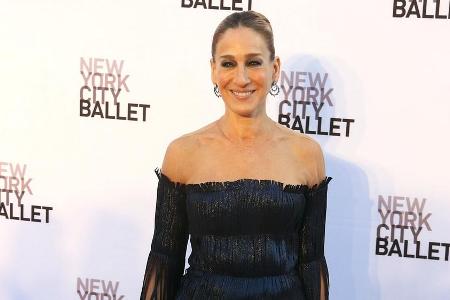 Ein Meer aus Fransen: Sarah Jessica Parker in einer verspielten Abendrobe Ein Meer aus Fransen: Sarah Jessica Parker in einer verspielten Abendrobe